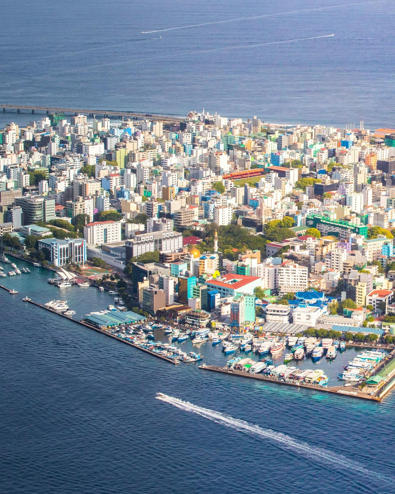 Vue aérienne de la capitale Malé, densément bâtie sur une île plate et basse entourée par la mer