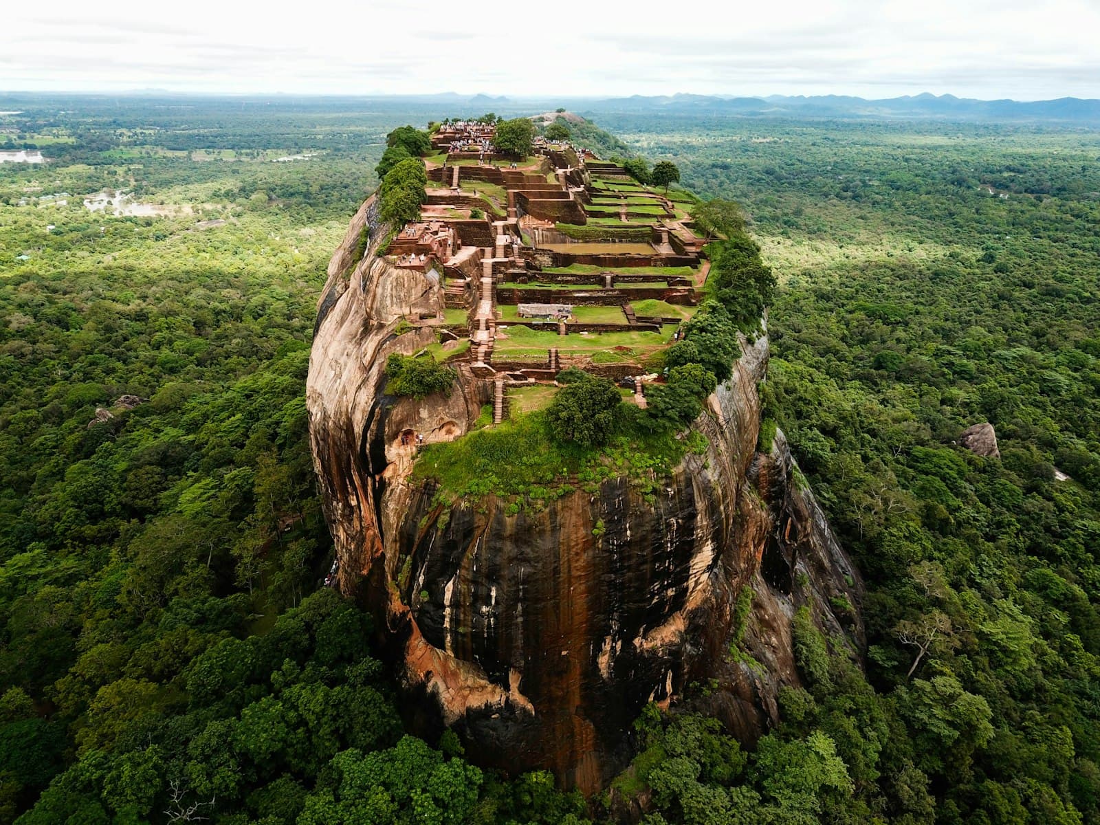 Vue aérienne de la forteresse rocheuse de Sigiriya s'élevant au-dessus de la jungle sri-lankaise