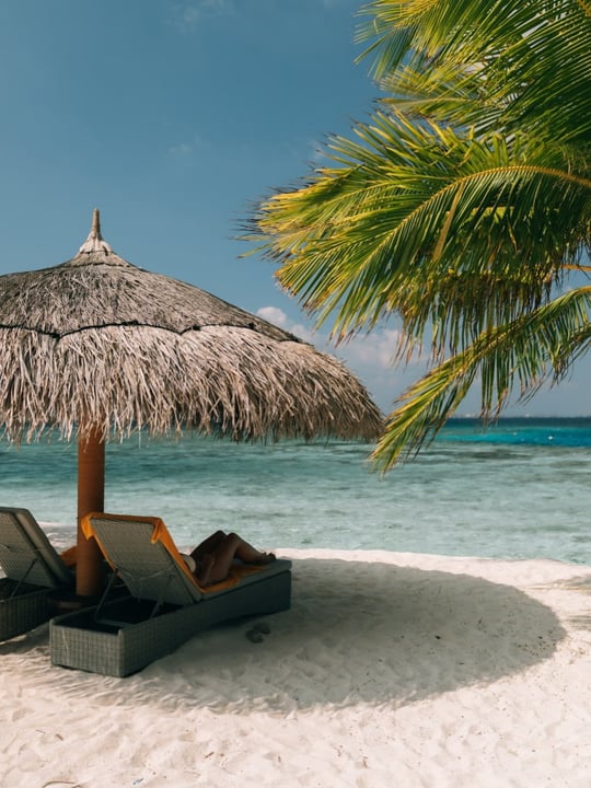 Foto von Adaaran Prestige Vadoo vom 11. Juli 2026. Möglicherweise ein Bild von Liegestuhl, Sonnenschirm, Strand, Cabana und Text.
