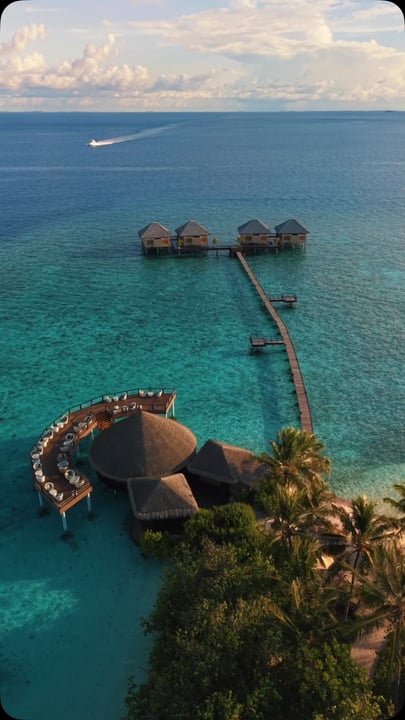 Paradise, seen from above.

Surrounded by endless blue, Adaaran Prestige Vadoo unfolds into a picture of tropical beauty, where turquoise lagoons, lush island landscapes, and pristine shores come toge