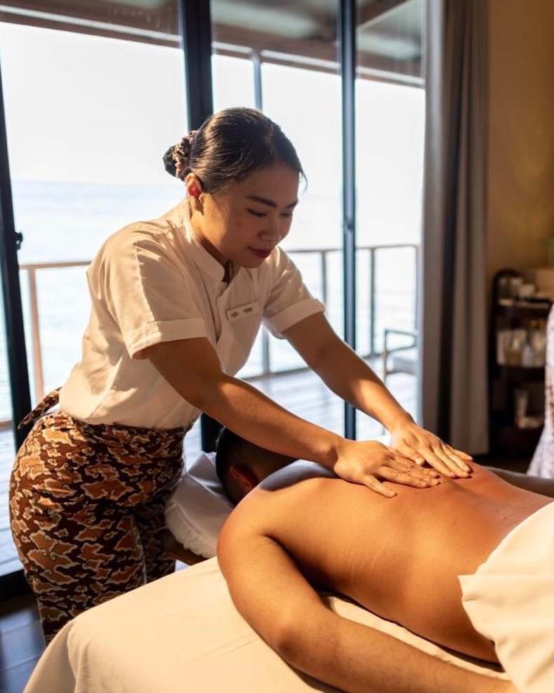 Laissez la journée s'effacer.

Abandonnez-vous à un massage apaisant, savourez l'immobilité et renouez avec un sentiment de calme. À l'Adaaran Prestige Vadoo, chaque instant de détente est une invitation à ralentir 
