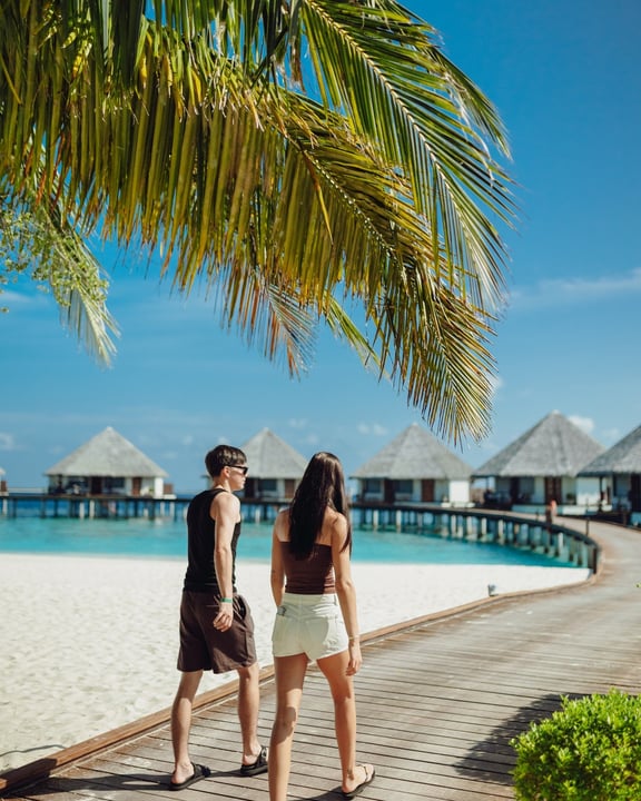 Foto von Adaaran Prestige Water Villas vom 30. August 2026. Könnte ein Bild von einer oder mehreren Personen, Strand und Text sein.