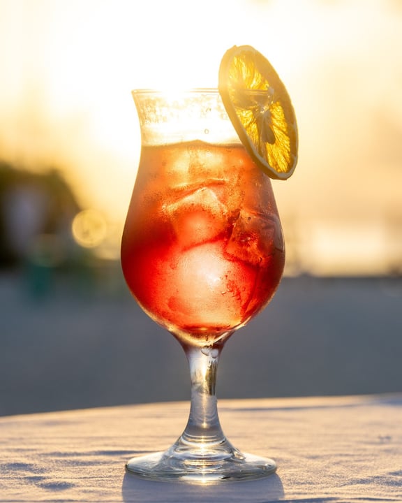 Un peu de magie insulaire, servie à la perfection.

Un cocktail rafraîchissant, des vues infinies sur l'océan, et un instant pour simplement ralentir et savourer la beauté des Maldives à Adaaran Prestige Water Villas.

#Ada