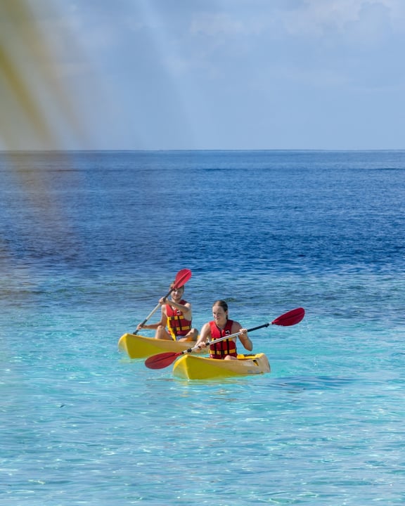 Foto condivisa da Adaaran Prestige Water Villas il 15 settembre 2026, con tag @adaaran.select.meedhupparu e @watersportspointmaldives. Potrebbe essere un'immagine di kayak, moto d'acqua, canoa, specchio d'acqua e testo