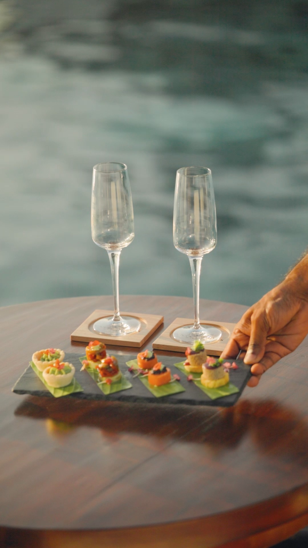 Alcuni tramonti vanno gustati lentamente.

Un bicchiere di champagne, la brezza marina leggera e il cielo che cambia a ogni istante. Ad Adaaran Prestige Water Villas, il tramonto diventa un momento per semplicemente 