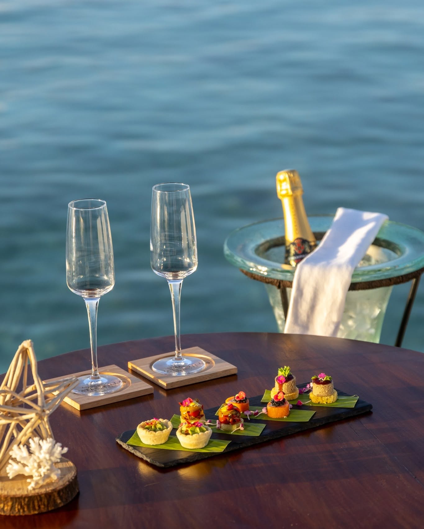 Certains couchers de soleil méritent un toast.

Levez votre verre aux ciels dorés, aux vues infinies sur l'océan, et au simple plaisir de ralentir. À Adaaran Prestige Water Villas, le coucher de soleil se savoure mieux, un instant paisible à la f