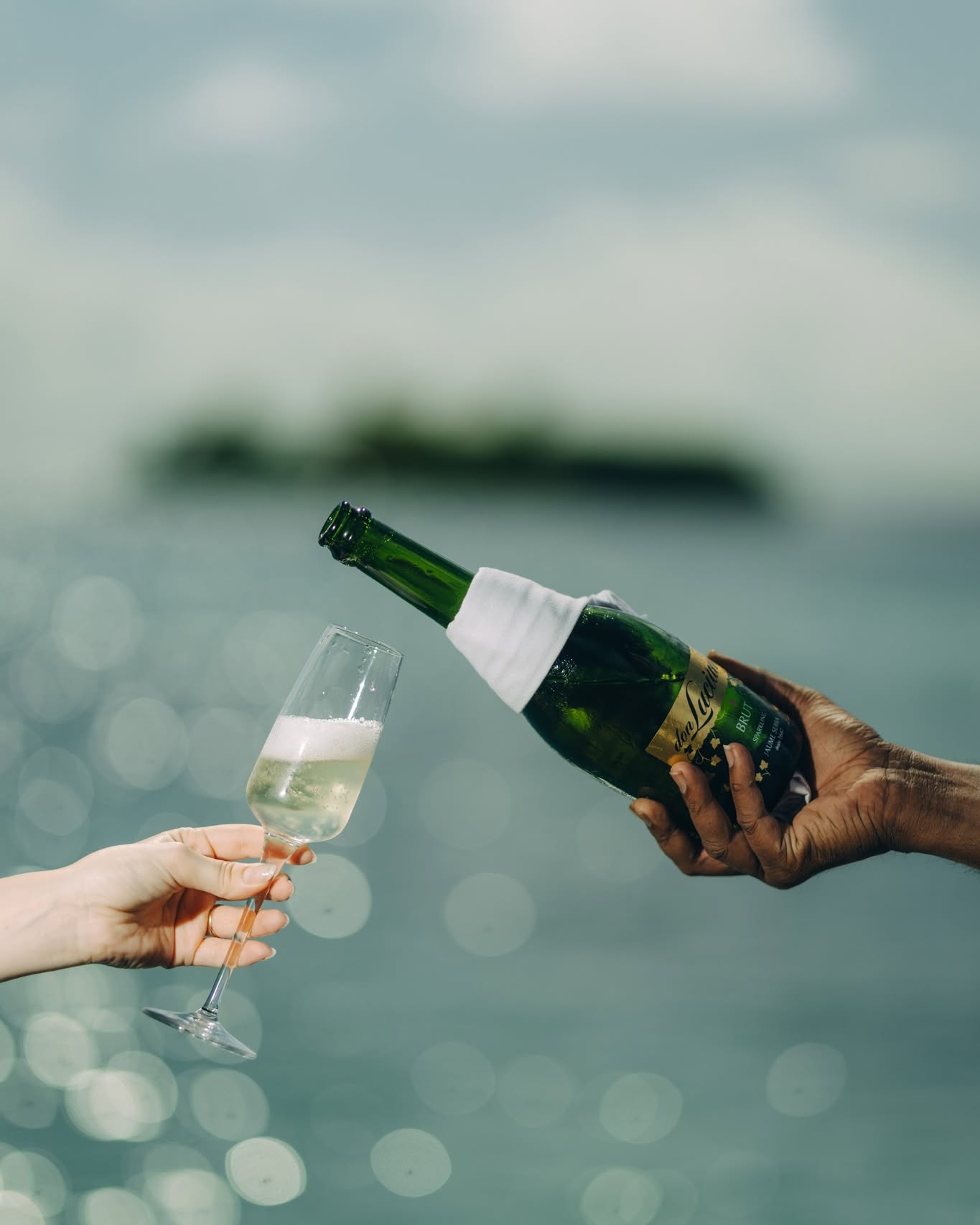 Foto von Adaaran Select Hudhuran Fushi vom 17. Juli 2026. Möglicherweise ein Bild von Champagner, Flasche, Weinglas, Gewässer und Text.