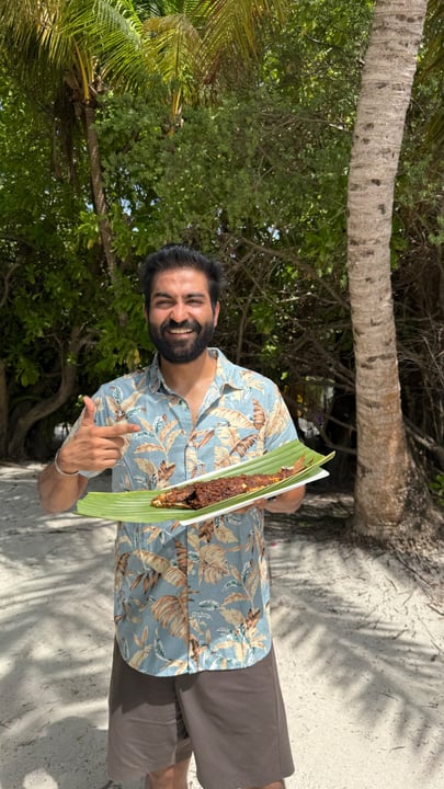 Kulinarisches Erlebnis mit Parth 🏖️🥳 Ep. 37!!
(Mit Chicken Curry, Tomatenreis und Rotis + mehr - alles maledivische Küche)
.
Ich freue mich so, diese Serie nach einem Jahr wieder aufzunehmen! Kaum zu glauben, dass ich sie i