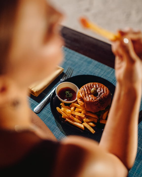 Foto von Adaaran Select Hudhuran Fushi vom 29. August 2026. Könnte ein Bild von Fish and Chips, Burger, Pommes frites und Text sein.