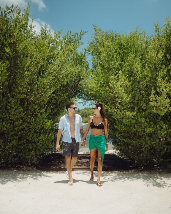 Des moments tranquilles, des sourires partagés, et la simple joie d'être ensemble, sans nulle part où aller.

#AdaaranSelectHudhuranFushi #AdaaranExperience #AdaaranResorts #VisitMaldives #Maldives