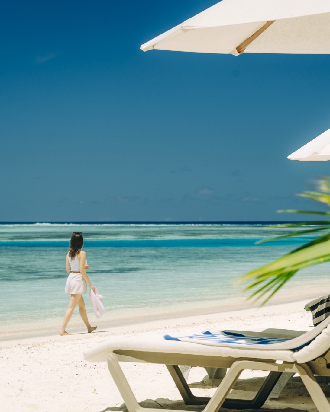 Foto di Adaaran Select Hudhuran Fushi del 15 settembre 2026. Potrebbe essere un'immagine di parasole, ombrellone, chaise longue, spiaggia, cabana e testo.