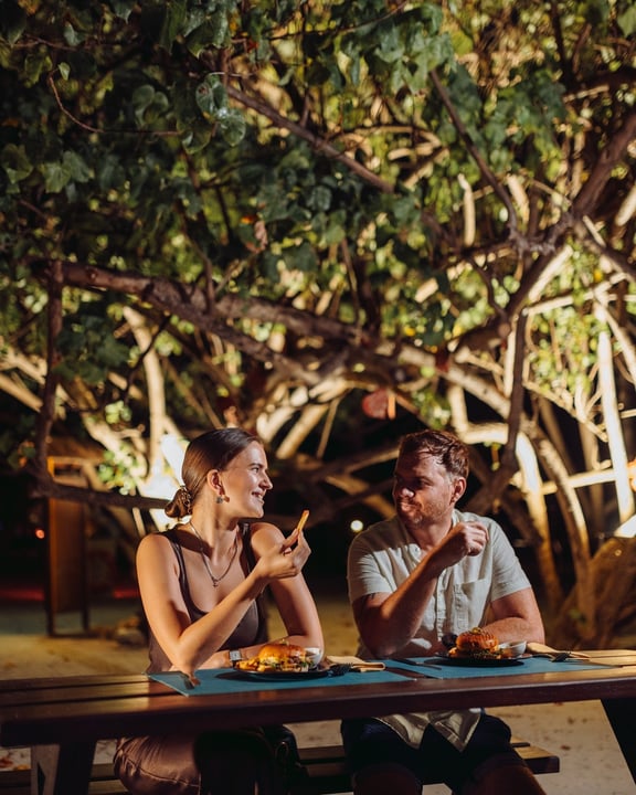 Savourez des saveurs tout juste grillées, les brises tièdes de l'île, et une soirée décontractée au bord de l'eau avec une personne qui compte à Adaaran Select Hudhuran Fushi.

#AdaaranSelectHudhuranFushi #AdaaranExperience #Adaar