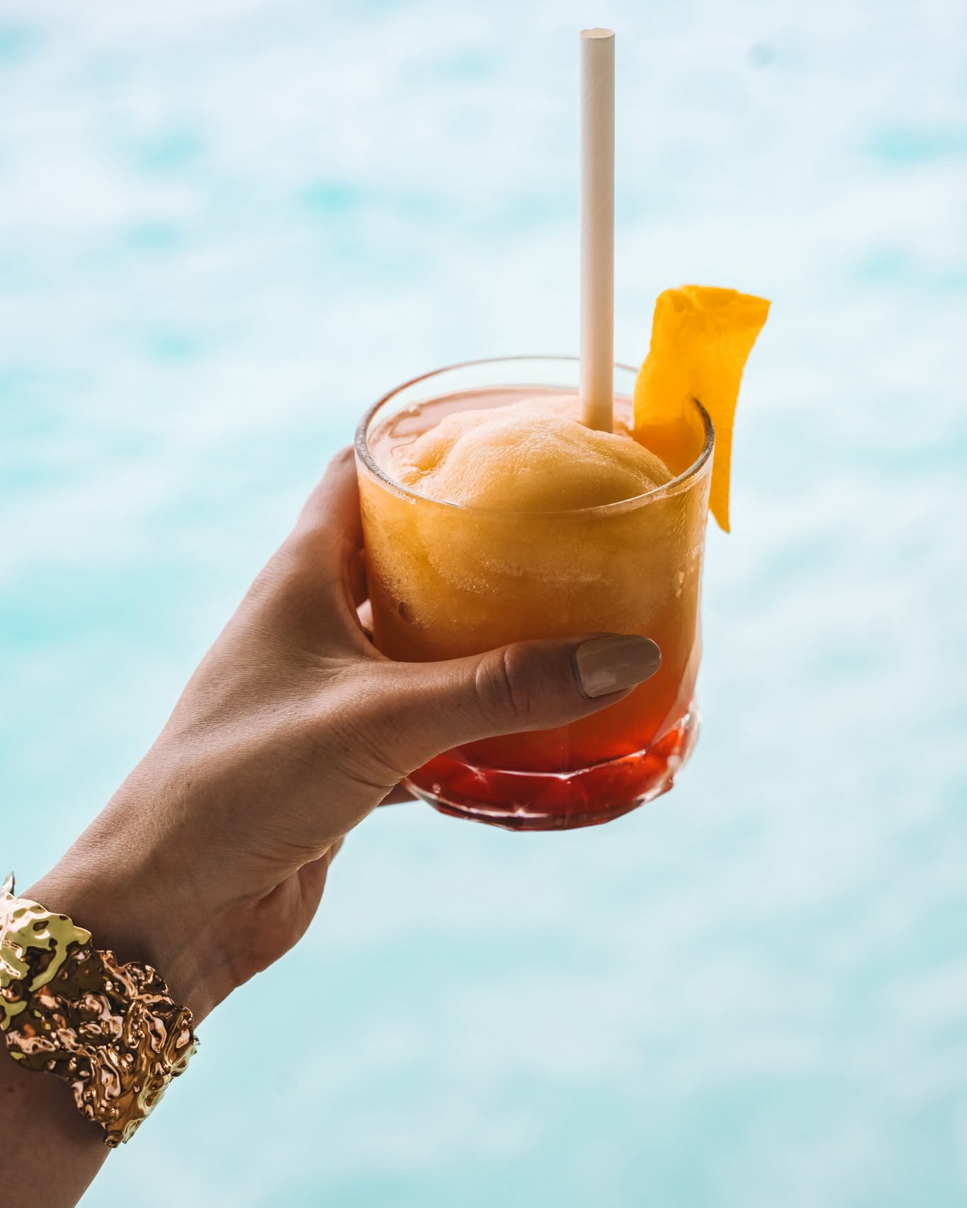 Foto von Alila Kothaifaru Maldives vom 13. Juli 2026. Könnte ein Bild von Erdbeer-Daiquiri, Cocktail, Saft, Grapefruit und Text sein.