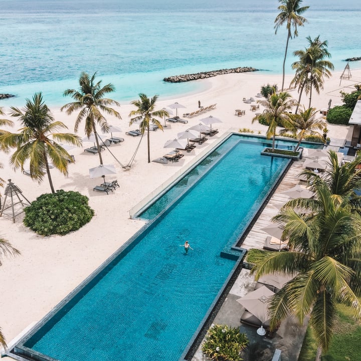 Foto von Alila Kothaifaru Maldives vom 04. September 2026. Zeigt möglicherweise Strand, Pool, Cabana und Text.