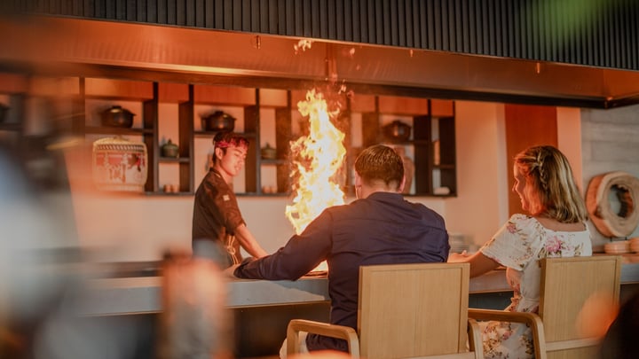 Foto von Alila Kothaifaru Maldives vom 30. August 2026. Zeigt möglicherweise eine oder mehrere Personen, Feuer und Text.