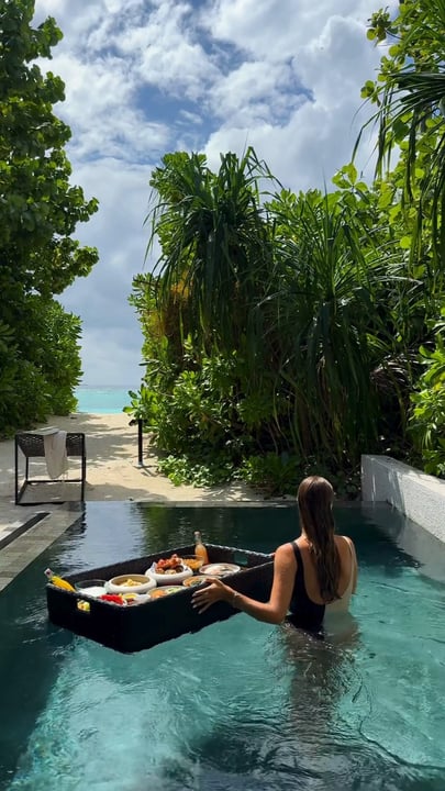 Paradise, servito lentamente.

Le mattine ad Alila Kothaifaru Maldives iniziano con acque immobili, luce soffusa e una colazione che galleggia verso di te.

#AlilaKothaifaruMaldives #FloatingBreakfast #MaldivesMornings #Isl