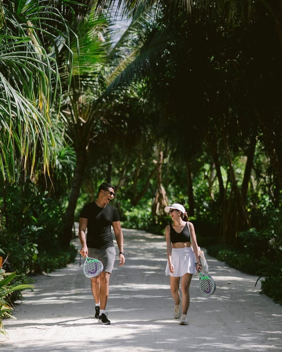 À deux, l’île se dévoile à son propre rythme.

Commencez par une partie de padel ludique sous le soleil maldivien, puis retirez-vous pour un pique-nique de naufragé sur un banc de sable isolé. Revenez ensuite au confort paisible de votre