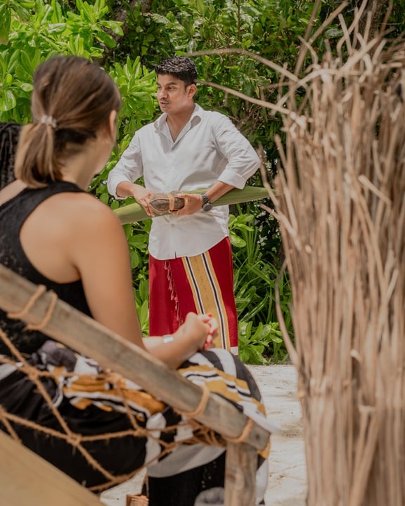 Restez curieux et découvrez comment un arbre peut porter l’histoire d’une île.

Rejoignez notre Safeeru, Ambassadeur Culturel pour la Révérence du Cocotier — un voyage immersif dans le rôle du cocotier dans la culture maldivienne 