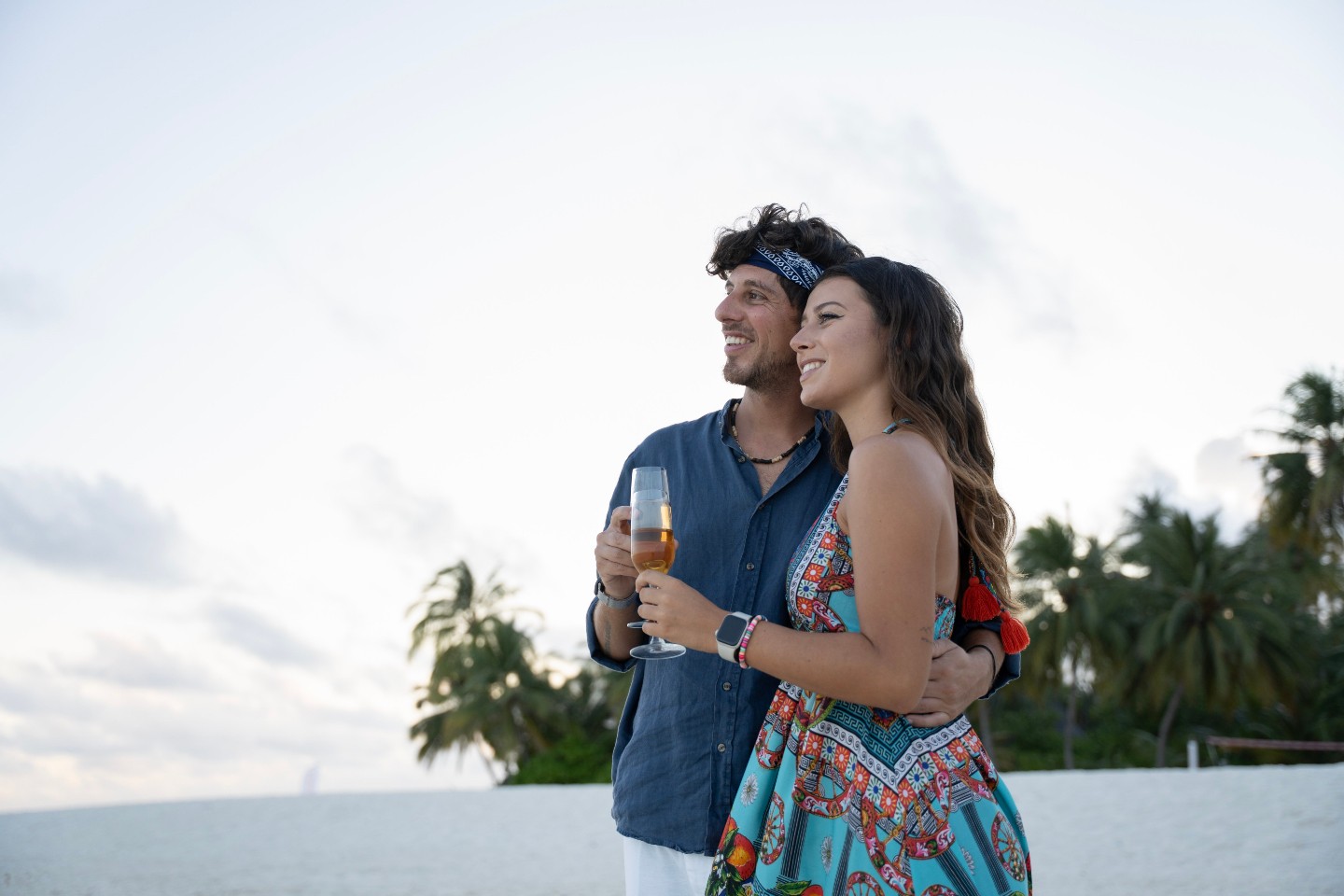 Foto di Nakai Alimatha del 03 settembre 2026. Potrebbe essere un'immagine di una o più persone, persone che si baciano, abito estivo, spiaggia, matrimonio e testo.