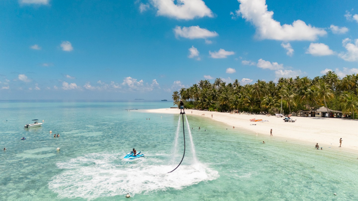 Foto di Nakai Alimatha del 06 settembre 2026. Potrebbe essere un'immagine di moto d'acqua, parasailing, kite, speedboat, acqua e testo.