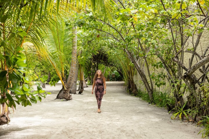 La meilleure façon de marcher sur une île - sans chaussures, sans hâte, juste la nature

#alimatha #alimathamaldives #nakaialimatha #nakairesorts #maldives #visitmaldives #islandlife #resortsofmaldives #BarefootLiving #Maldive
