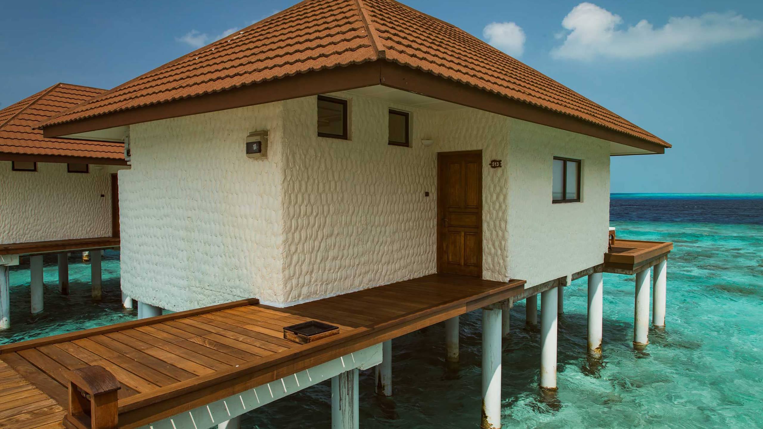 Over Water Zimmer im Alimatha Aquatic Resort, auf Stelzen über der Lagune mit privater Sonnenterrasse