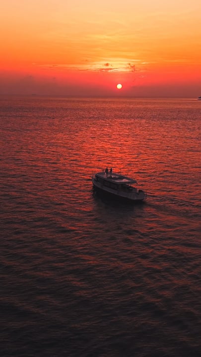 Where every sunset deserves a celebration.

@leefphotos @visitmaldives 

#AmillaMaldives #InHarmonyWithPurpose #SmallLuxuryHotels #ConsiderateCollection #Maldives #SunsetCruise