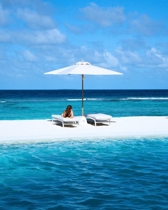 Foto von Amilla Maldives vom 31. August 2026. Zeigt möglicherweise Liegestuhl, Sonnenschirm, Chaiselongue, Strand, Meer, Wasser, Cabana und Text.