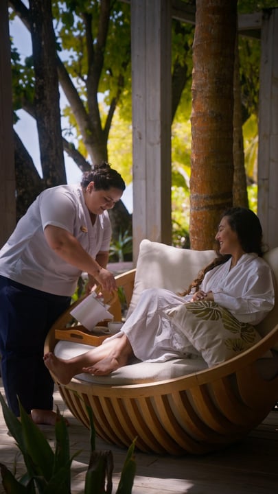 Prenez le temps de ralentir et de vous retrouver au Javvu Spa.
Des soins apaisants aux rituels pensés avec soin, chaque expérience est conçue pour vous aider à vous détendre, à retrouver votre équilibre et à vous sentir renouvelé(e).
Com