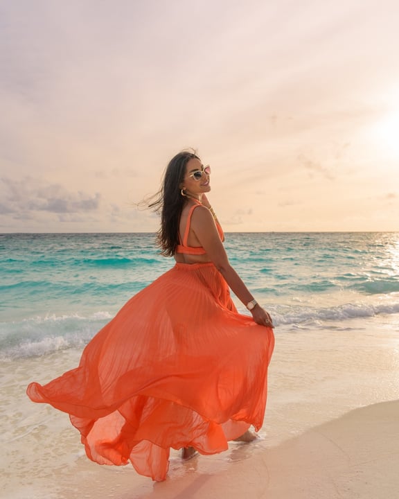 L'heure dorée n'a jamais le même éclat quand l'horizon rencontre le bleu infini. Une fin de journée paisible et parfaite au paradis.
Comment aimeriez-vous vivre votre coucher de soleil avec nous ?

#AmillaMaldives #Maldives #SunsetInPara