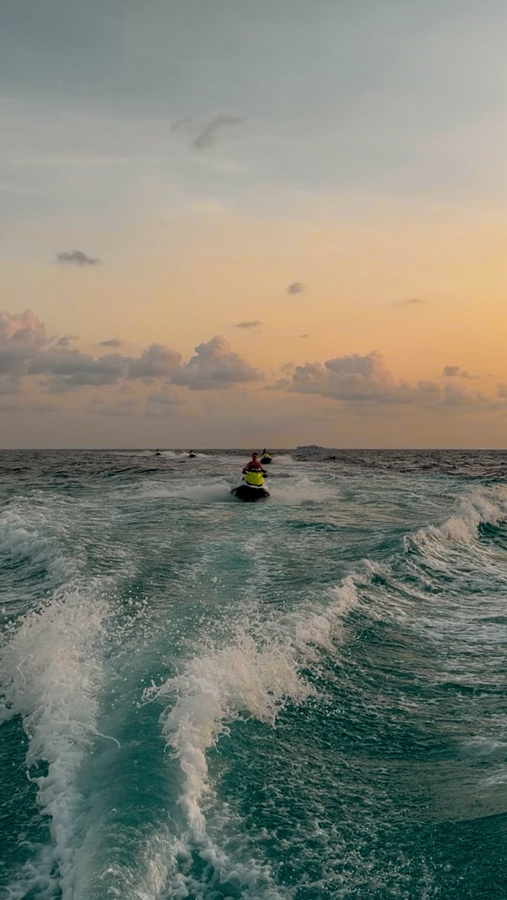 Wenn jemand sagt „Lass uns den Sonnenuntergang einfangen“ 🌅🌊

#jetski #maldives #sunset #travel #luxury