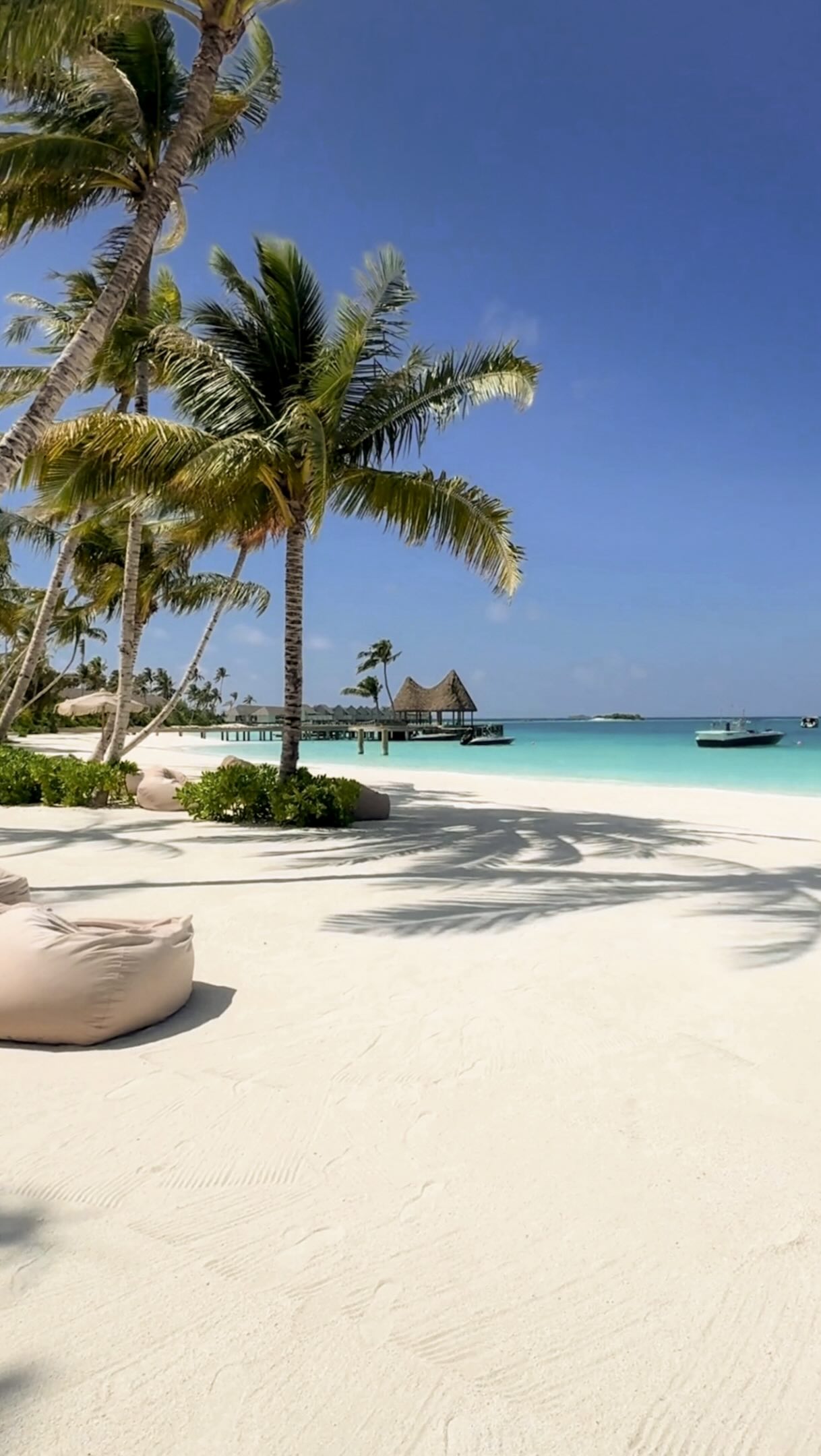 50 sfumature di blu e nemmeno un'email in vista 🌊🩵🍹

Grazie per aver condiviso il tuo soggiorno con noi. @_clairebodie @kuonitravel

#maldives #vacation #explorer #luxury #travel