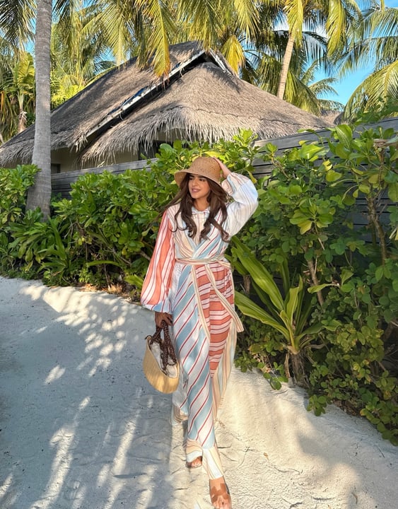 Foto geteilt von SUMAIYA ATCHA am 17. Juli 2026, markiert @anantaradhigu und @fashfocused. Könnte ein Bild von Sarong, Sommerkleid und Text sein.