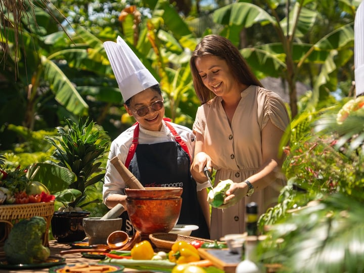 Foto von Anantara Dhigu Maldives Resort am 17. Juli 2026. Könnte ein Bild von Schürze, Gemüse, Topf und Text sein.