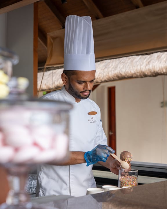 Foto von Anantara Dhigu Maldives Resort am 12. Juli 2026. Könnte ein Bild von Gebäck, Buffet und Text sein.