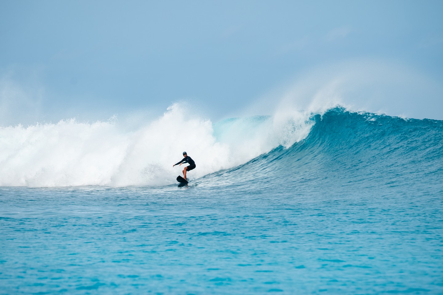 Foto von Anantara Dhigu Maldives Resort vom 05. September 2026. Zeigt möglicherweise Surfbrett, Neoprenanzug, Meer, Wasser und Text.