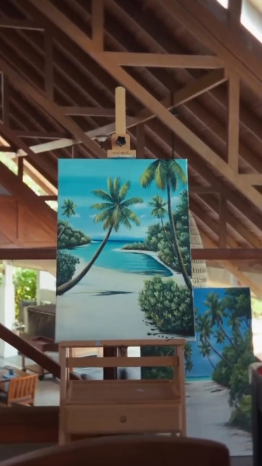 Entdecken Sie die Schönheit der Malediven durch Kunst im Anantara Dhigu Maldives Resort. Pinsel in der Hand, Inspiration ringsum – erschaffen Sie Ihr eigenes, von der Insel inspiriertes Meisterwerk mit dem Künstler von Sir