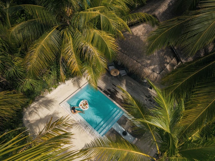 Entourée de palmiers ondoyants et d’une infinité de nuances de vert, votre piscine privée devient une retraite tropicale isolée. Savourez des instants paisibles et le simple plaisir de la vie insulaire à Anantara Dhigu Mald