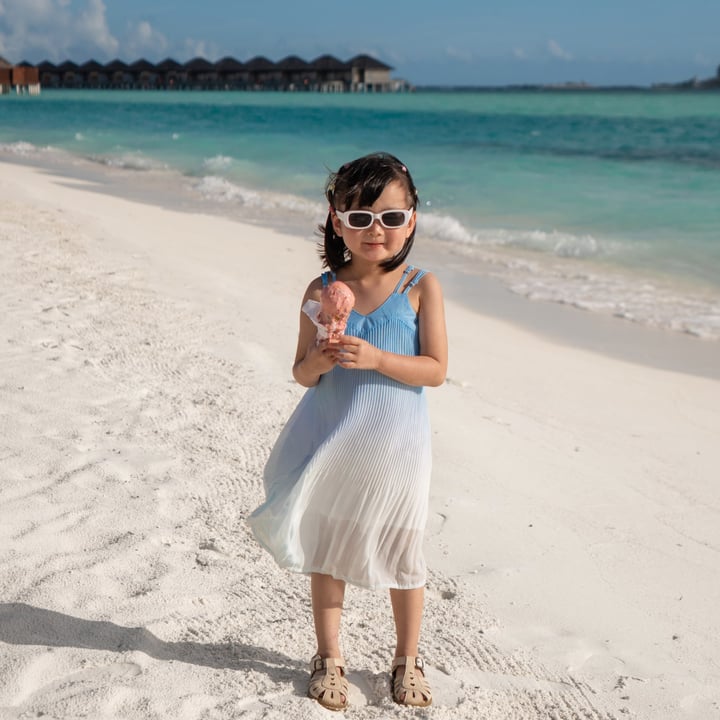 Foto condivisa da Eugene Kng Chin Wei il 10 settembre 2026 con tag @anantaradhigu. Potrebbe essere un’immagine di bambino, vestitino, spiaggia e testo.
