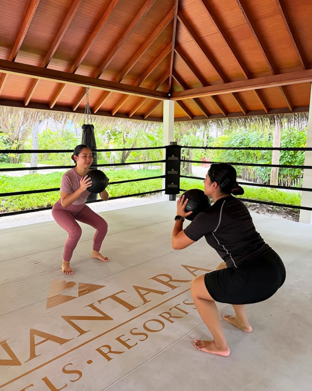 Foto condivisa da Anantara Dhigu Maldives Resort il 15 settembre 2026 con tag @worldwellnessweekend. Potrebbe essere un’immagine di yoga, abbigliamento sportivo, sacco da boxe e testo.