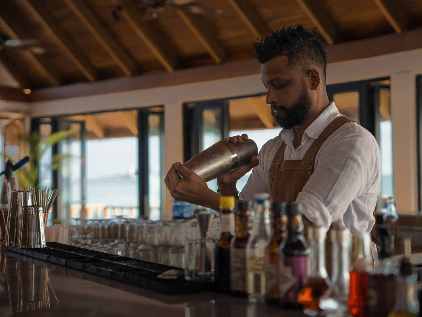 Mélangez, secouez et maîtrisez l’art de la mixologie à The Yellow Fin Club. Guidé par notre expert mixologue, Don, découvrez les techniques derrière vos créations préférées en élaborant votre propre cocktail rafraîchissant