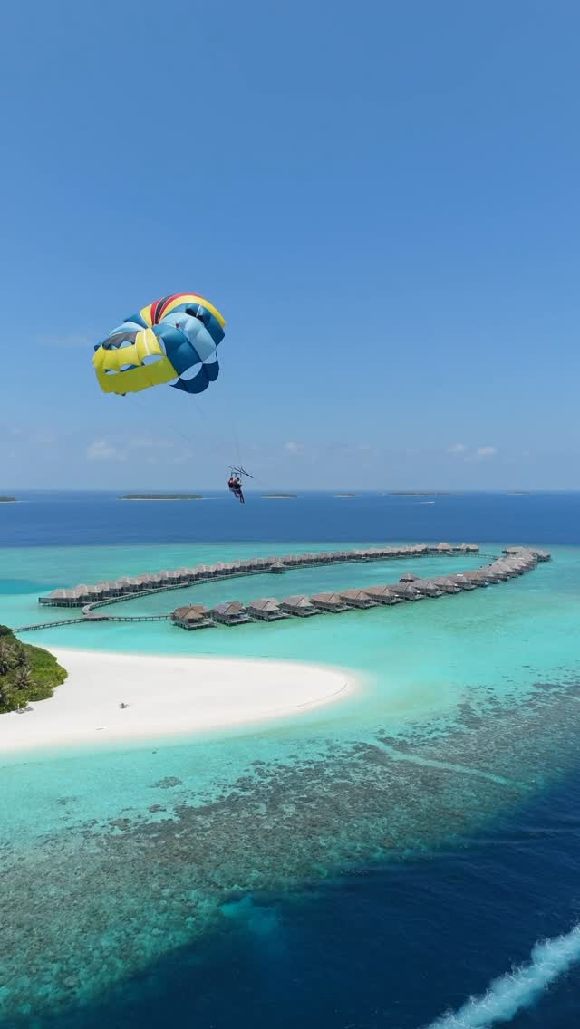The lagoon is yours to explore. Glide across the surface by kayak, soar above it by parasail, or find your own pace somewhere in between. Adventure at Anantara Kihavah Maldives Villas takes many forms