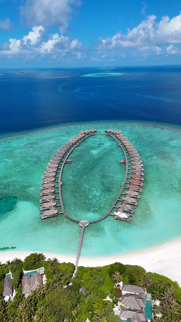 Bagnati da una luce dorata, circondati da un blu infinito. Una splendida giornata a Kihavah.

#anantarakihavah #unforgettablejourneys #maldives #luxurytravel