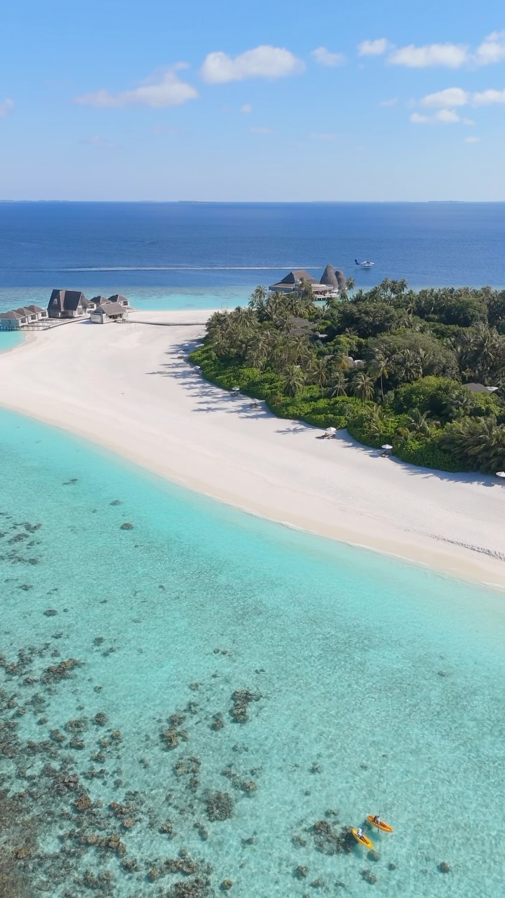 Where the gentle rhythm of the waves meets the whisper of the palms, and time slows to the melody of island life. At Kihavah, serenity is not just felt, it is heard. #anantarakihavah #unforgettablejou