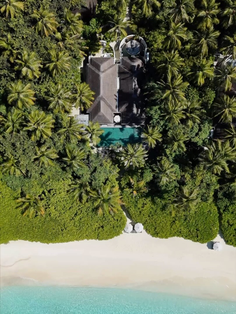 Un coin paisible de l'île, enveloppé de palmiers et bordé de turquoise. De l'espace pour toute la famille, pour respirer, jouer et simplement être.

#AnantaraKihavah