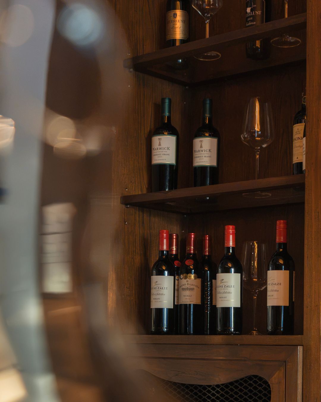Foto von Anantara Veli Maldives Resort vom 13. Juli 2026. Möglicherweise ein Bild von Wein, Weinflasche, Weinglas, Flasche, Regal und Text.