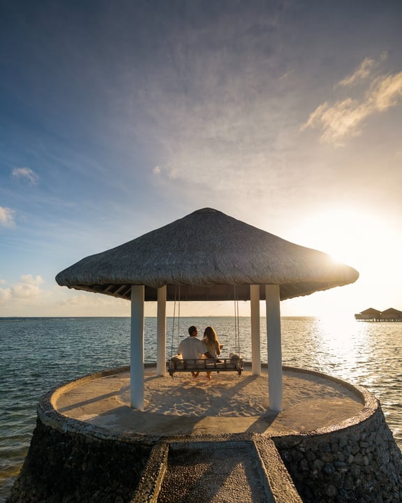Foto von Anantara Veli Maldives Resort vom 19. Juli 2026. Möglicherweise ein Bild von Menschen, die sich küssen, Dämmerung, Hochzeit, Wasser und Text.