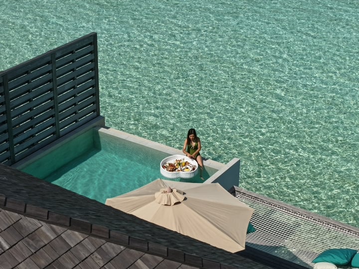 Foto von Anantara Veli Maldives Resort am 30. August 2026. Möglicherweise ein Bild von Liegestuhl, Chaiselongue, Pool, Cabana und Text.