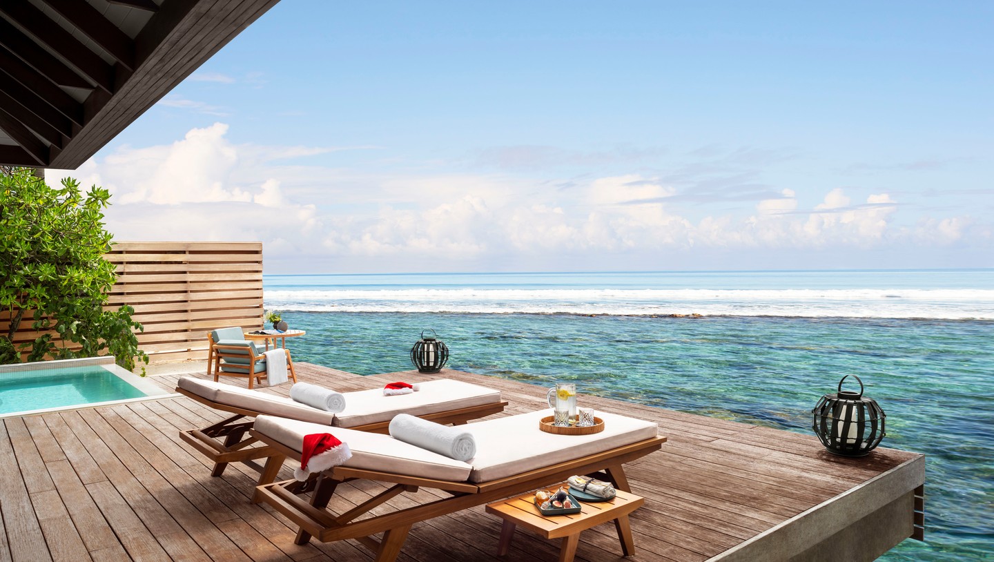 La saison des fêtes prend résolument des airs d'île🌴

Imaginez des eaux turquoise plutôt que des ciels d'hiver, des rivages de sable plutôt que des rues enneigées, et une touche d'éclat festif tissée dans le quotidien insulaire✨

Chr