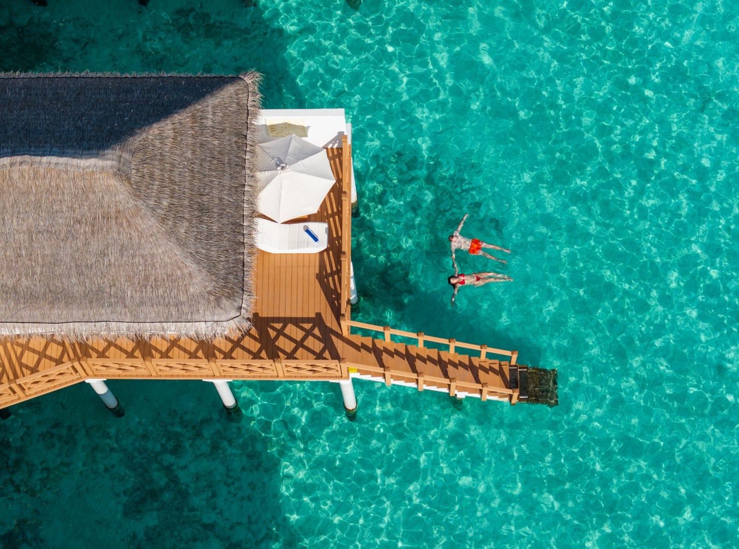Premium Water Bungalow et terrasse vus d'en haut à Angaga Island Resort & Spa